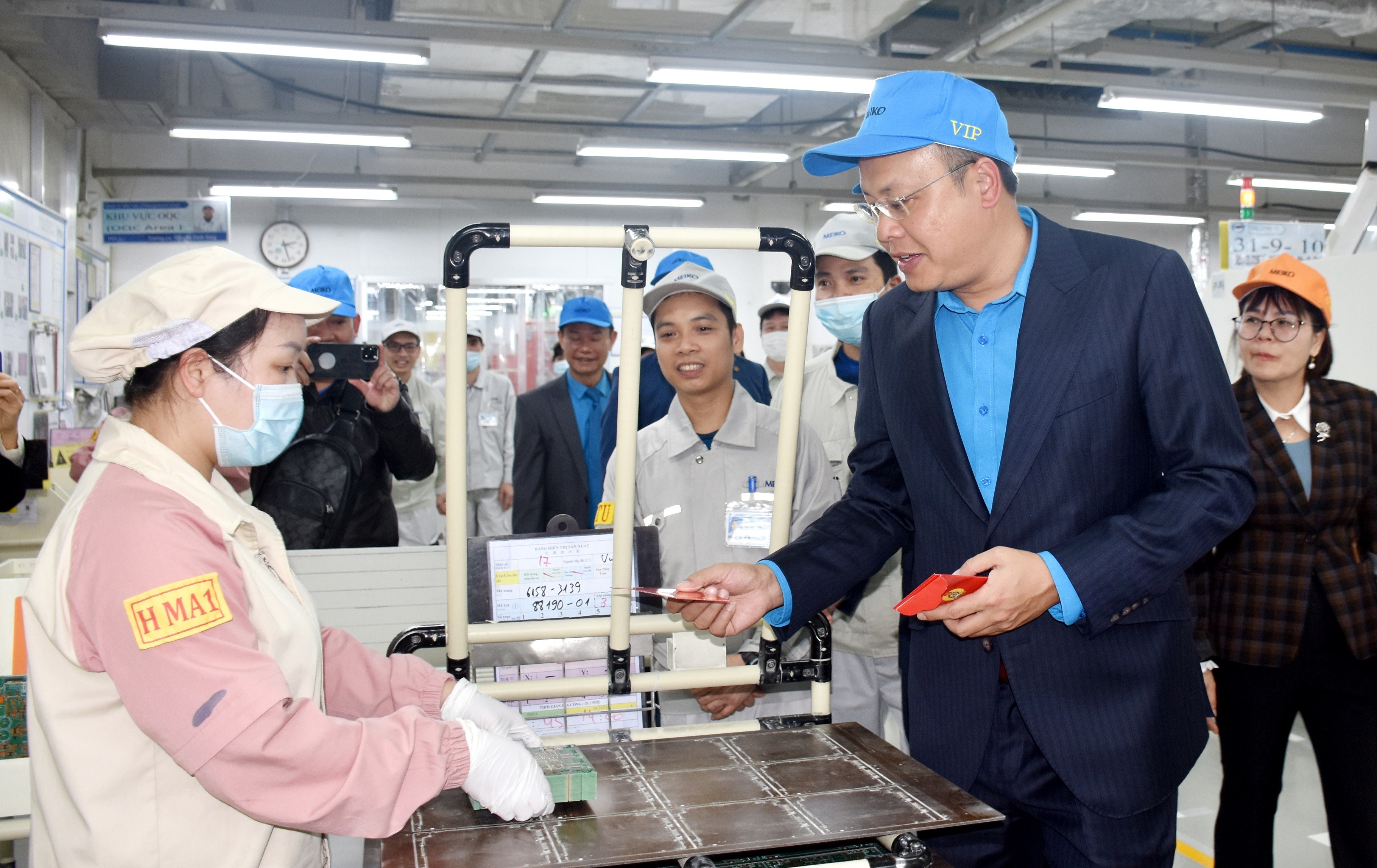 Chủ tịch Liên đoàn Lao động thành phố thăm, động viên công nhân lao động sản xuất đầu năm