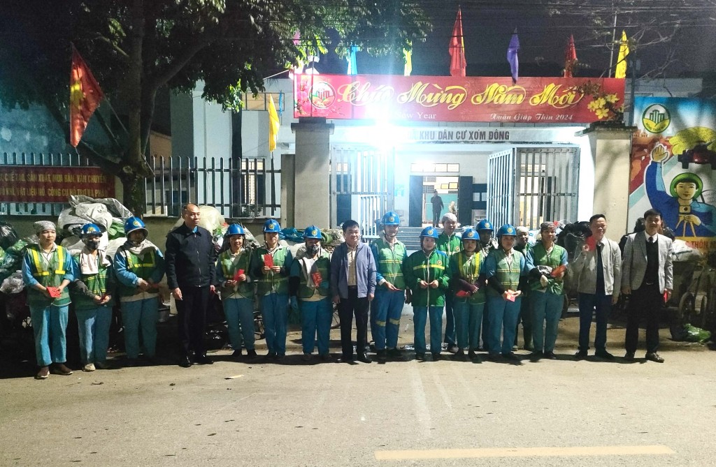 Thăm, tặng quà động viên đoàn viên, người lao động tại các đơn vị làm việc xuyên Giao thừa