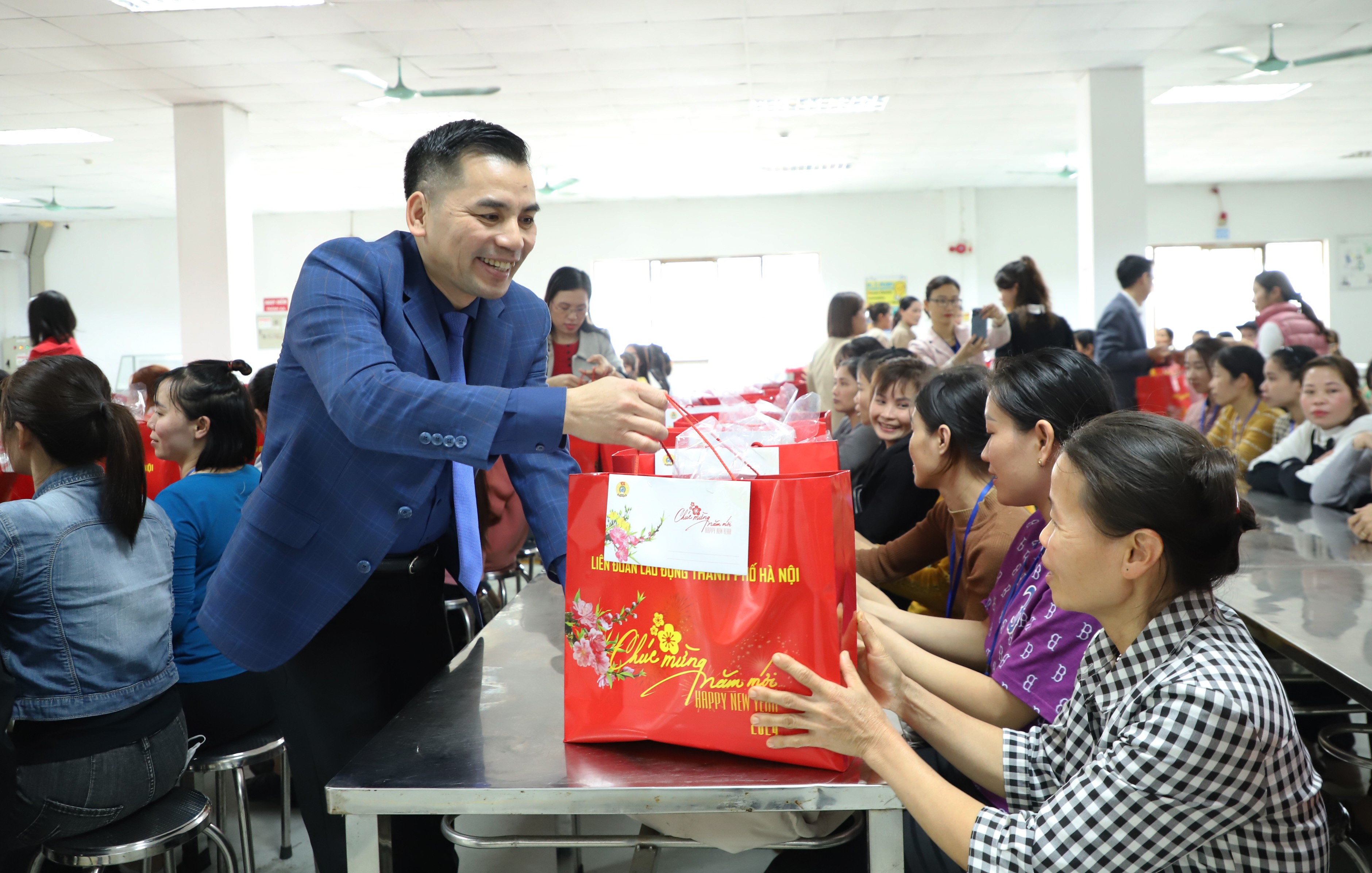 Phó Chủ tịch Thường trực Liên đoàn Lao động thành phố thăm, tặng quà Tết cho công nhân