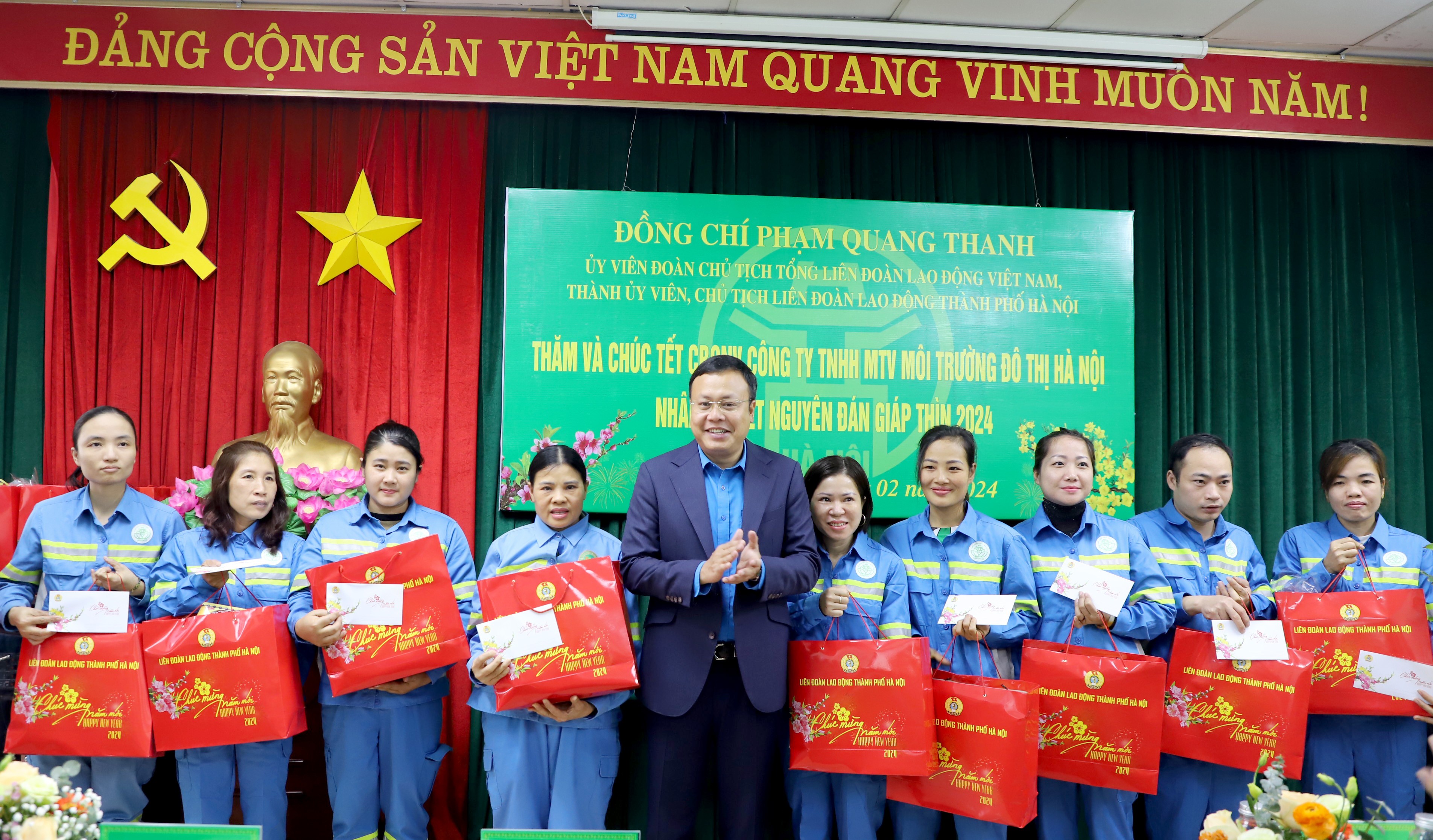 Chủ tịch Liên đoàn Lao động thành phố thăm, tặng quà Tết công nhân môi trường