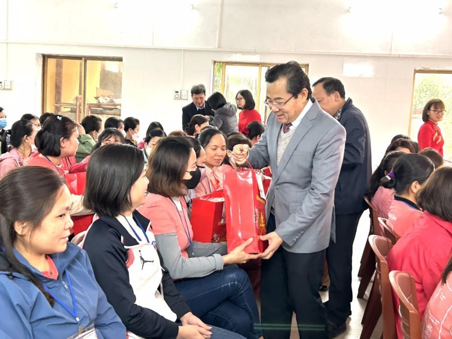 Thăm, tặng quà Tết cho công nhân doanh nghiệp dệt may