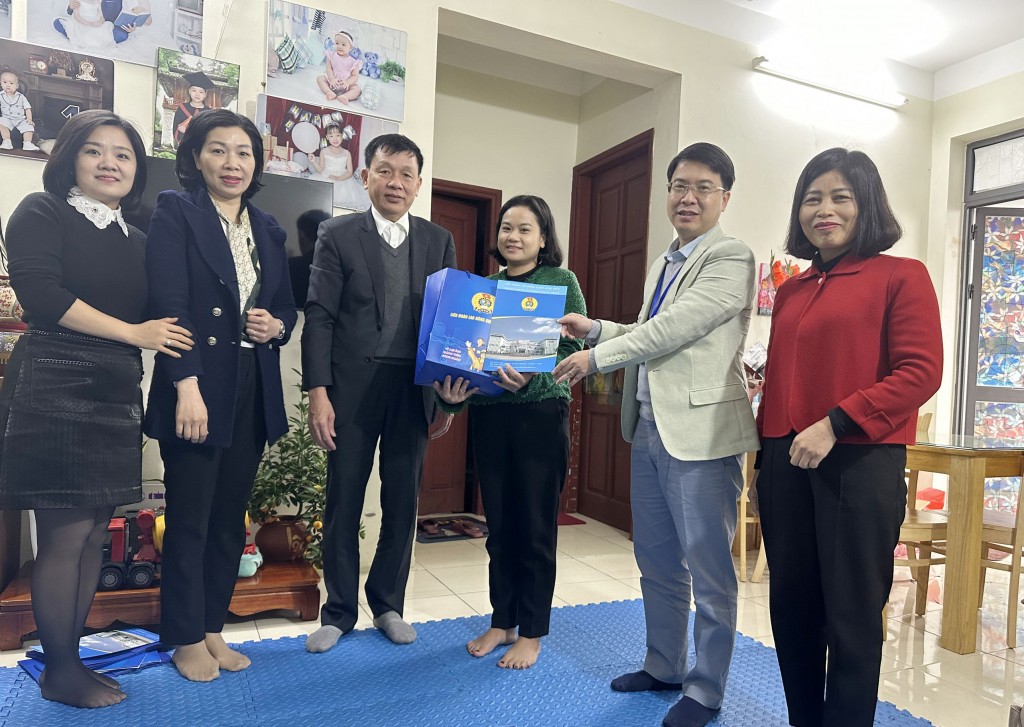 Liên đoàn Lao động quận Long Biên động viên đoàn viên có hoàn cảnh khó khăn