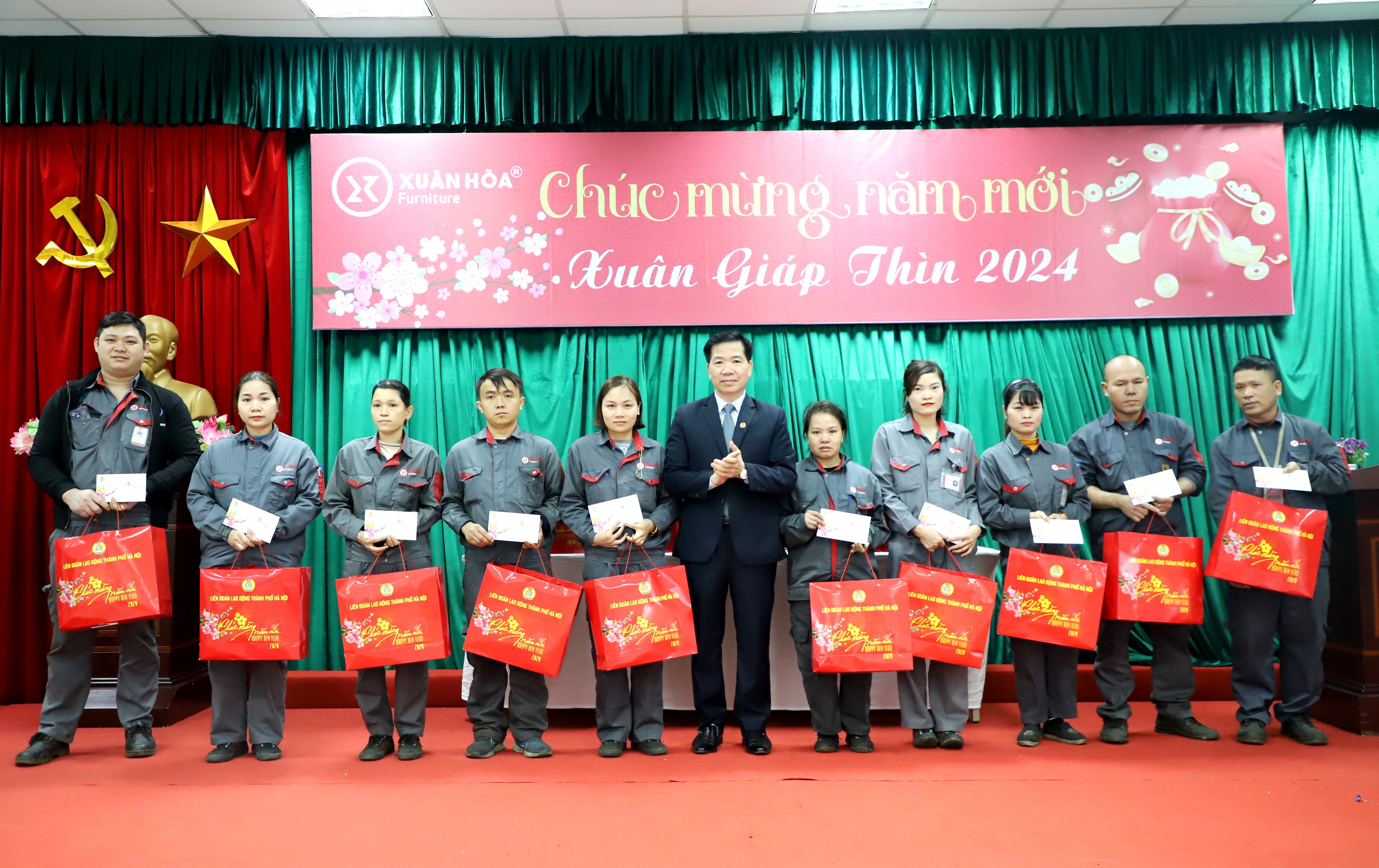 Thăm, tặng quà Tết cho người lao động ngành Công Thương