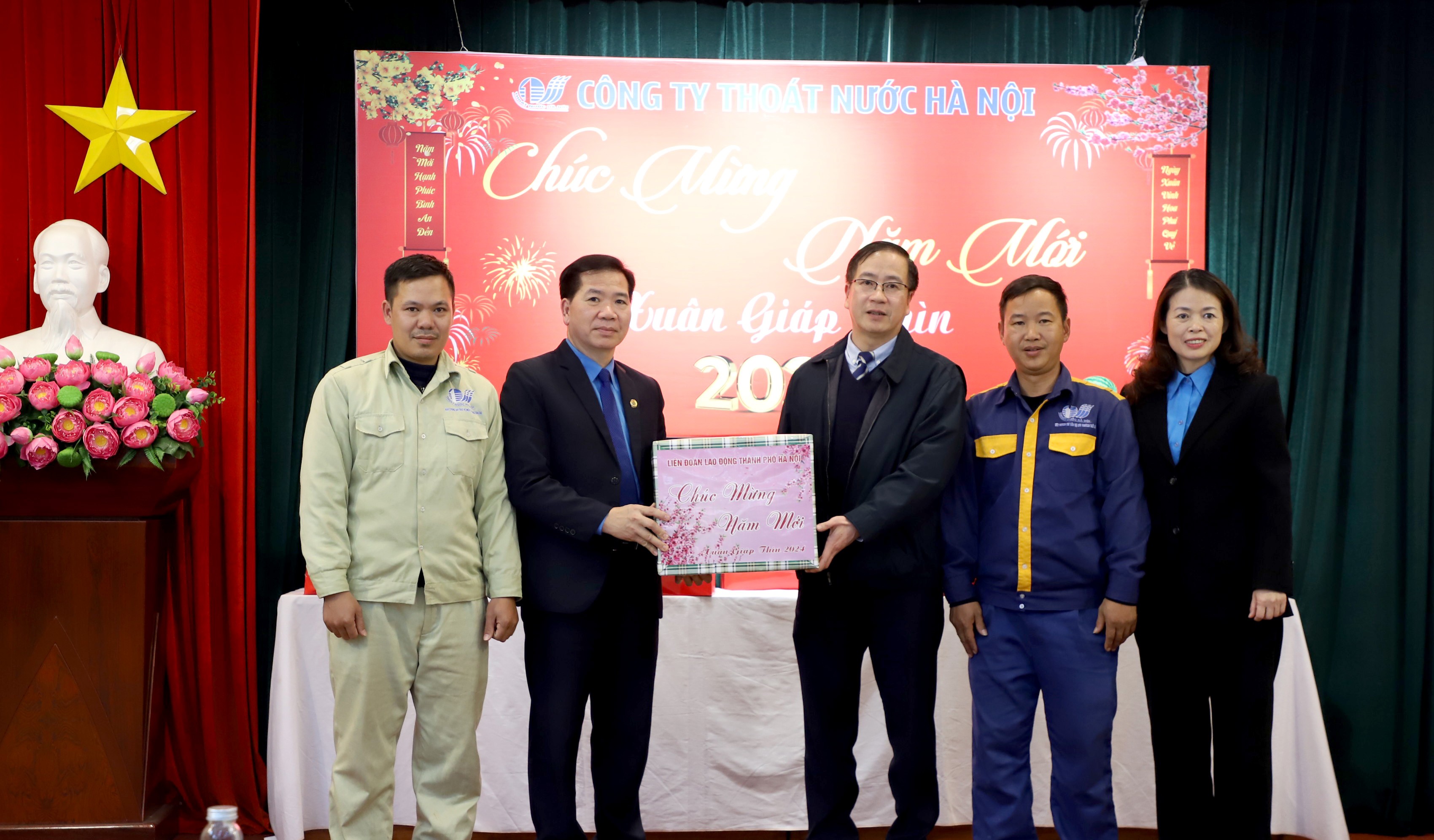 Phó Chủ tịch LĐLĐ thành phố thăm, tặng quà Tết cho công nhân, lao động
