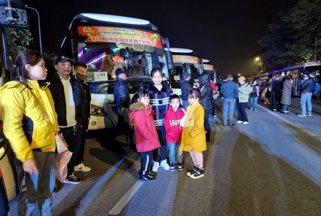 "Hành trình Tết Công đoàn - Xuân 2024" tổ chức các chuyến xe đưa công nhân, người lao động về quê đón Tết
