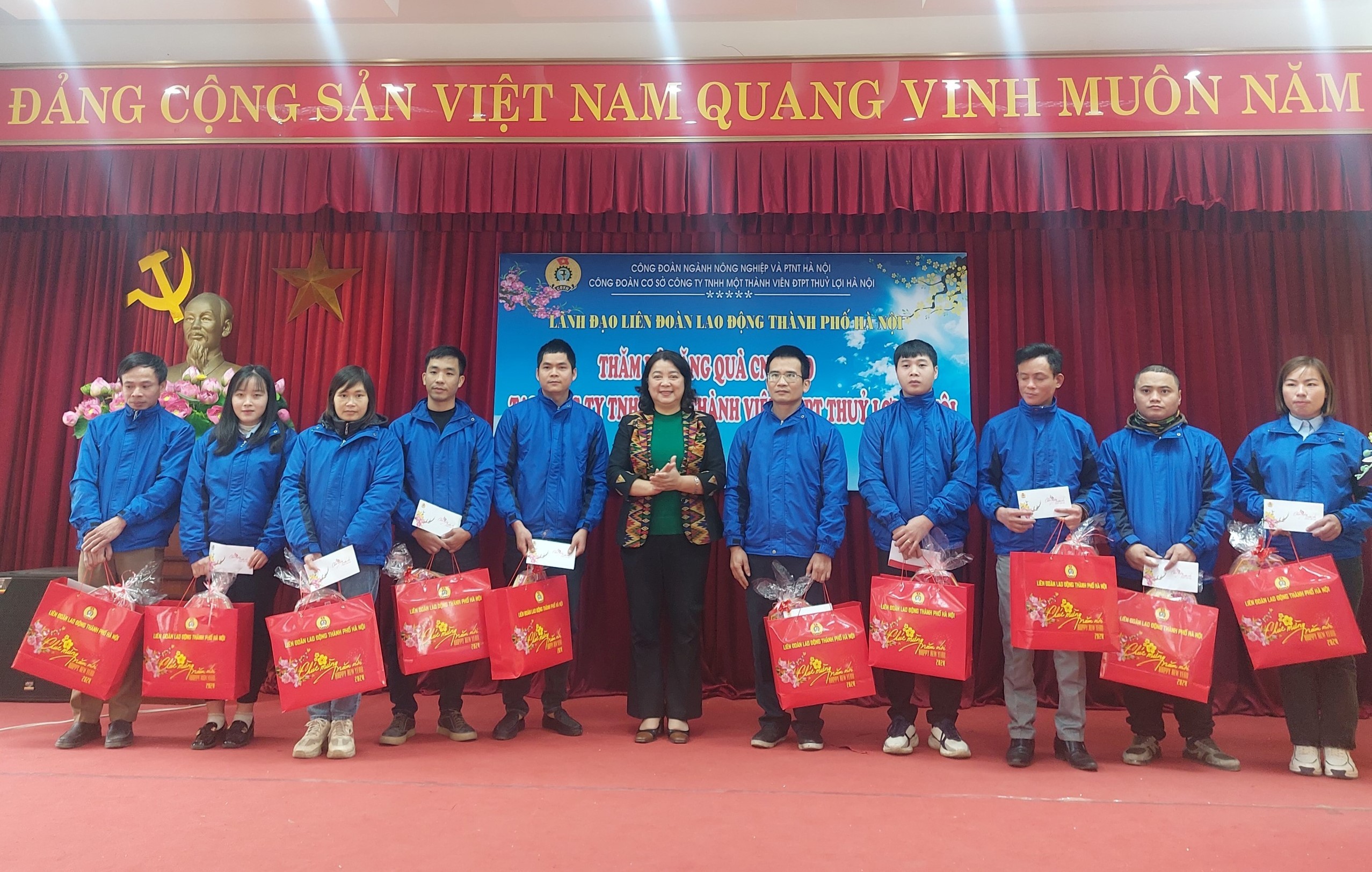 Thăm, tặng quà động viên công nhân, người lao động có hoàn cảnh khó khăn