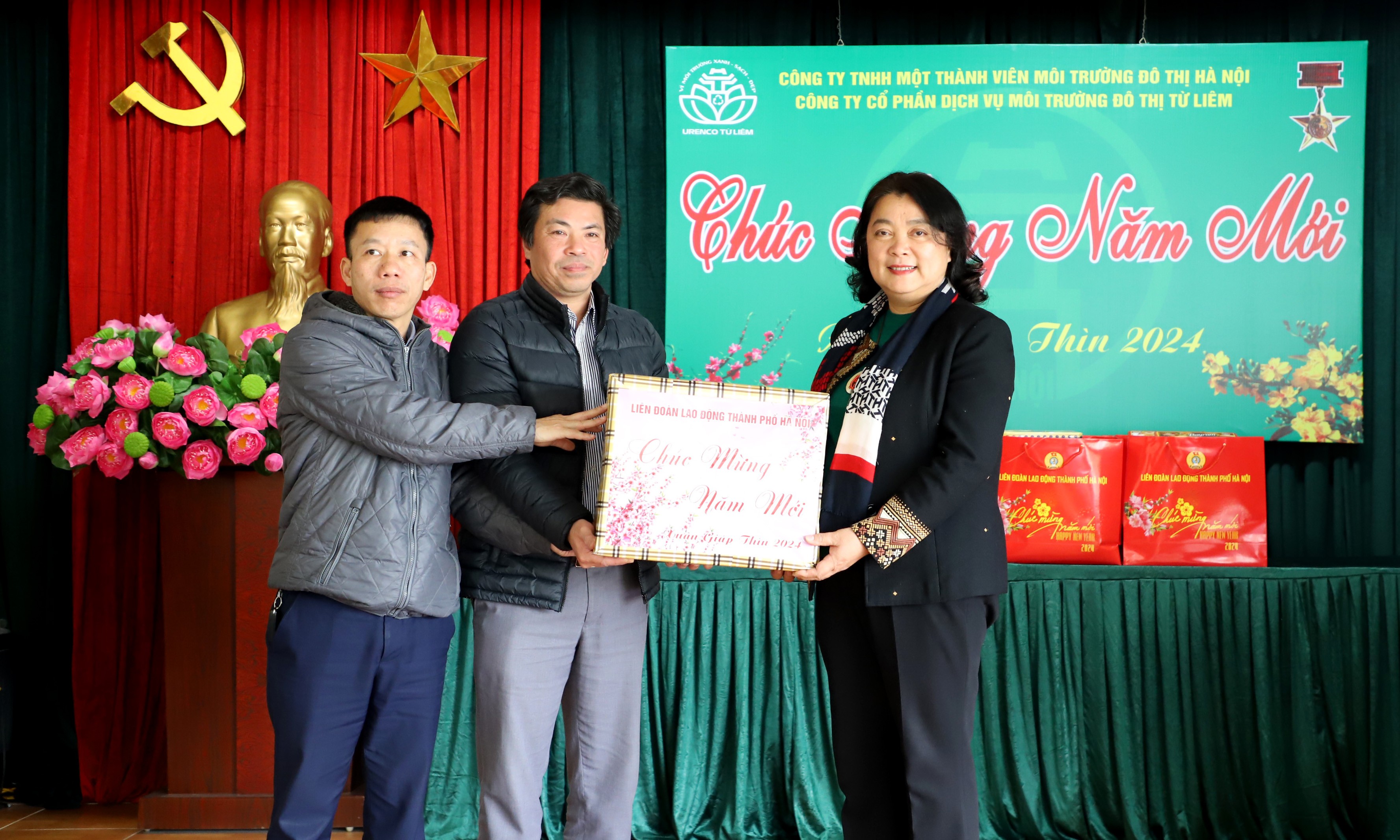 Phó Chủ tịch LĐLĐ thành phố thăm, tặng quà Tết cho đoàn viên, người lao động