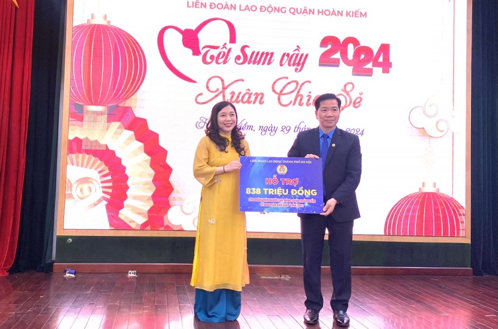 Mang Tết ấm áp đến đoàn viên, người lao động quận Hoàn Kiếm