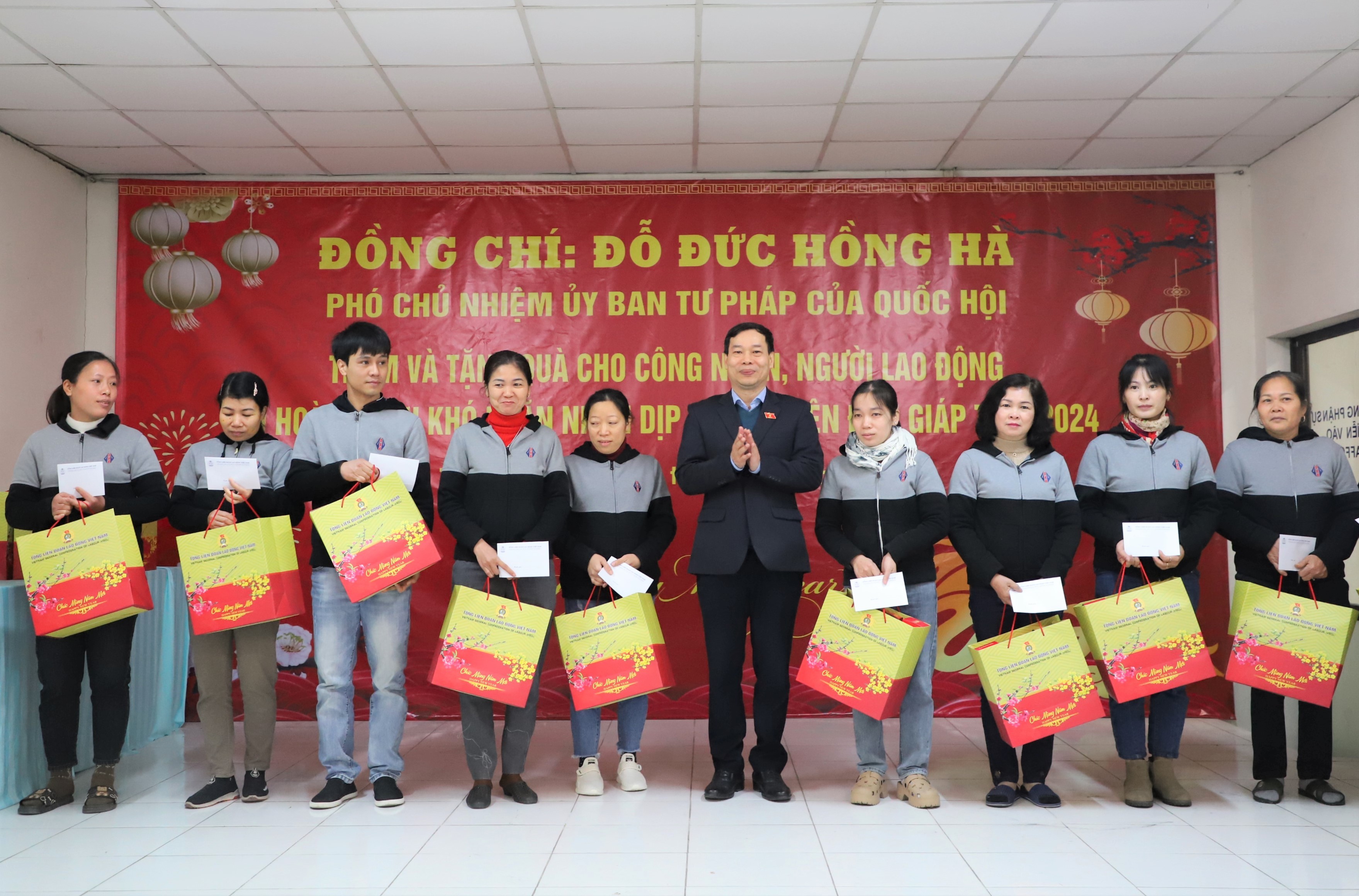 Đại biểu Quốc hội tặng quà Tết cho người lao động có hoàn cảnh khó khăn tại huyện Thanh Oai