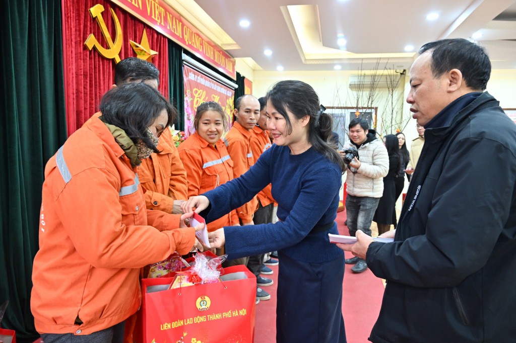 Thăm hỏi, động viên và trao quà cho đoàn viên, công nhân lao động dịp Tết Nguyên đán Giáp Thìn 2024