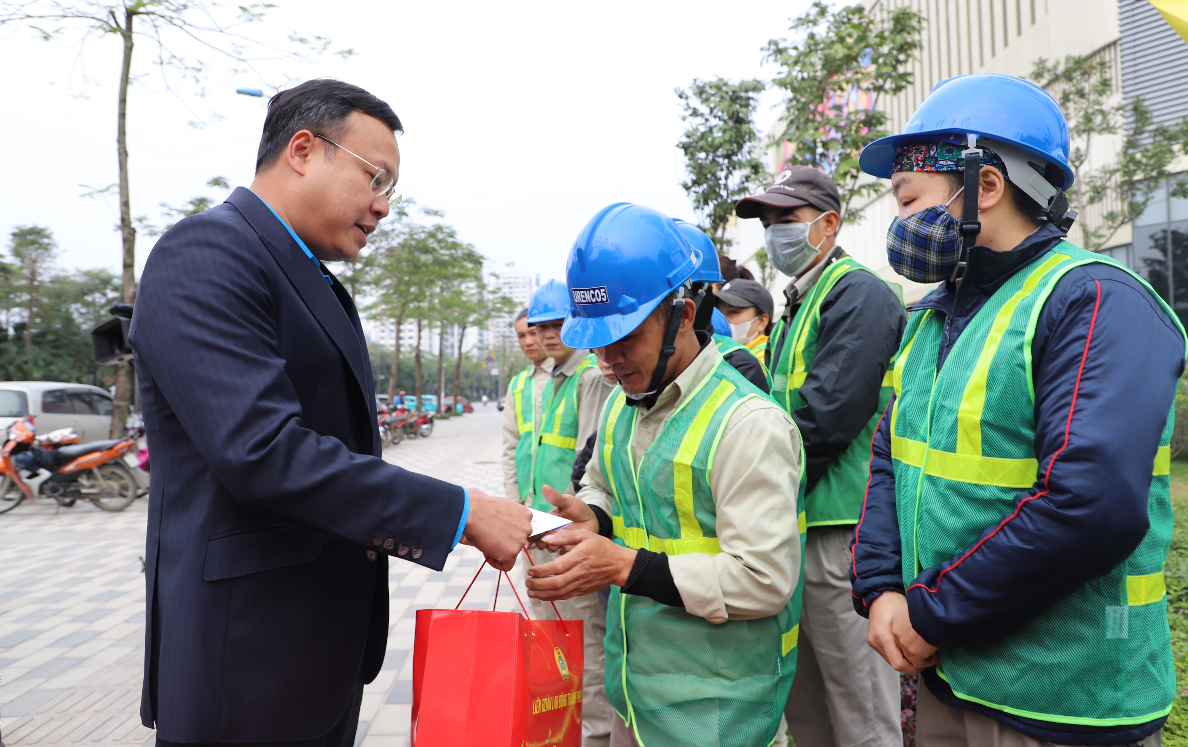 Chủ tịch Liên đoàn Lao động thành phố thăm, tặng quà Tết cho công nhân