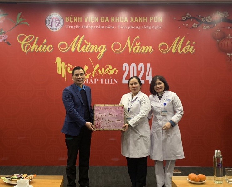 Phó Chủ tịch Thường trực Liên đoàn Lao động thành phố thăm, trao quà Tết cho đoàn viên, nhân viên ngành y tế