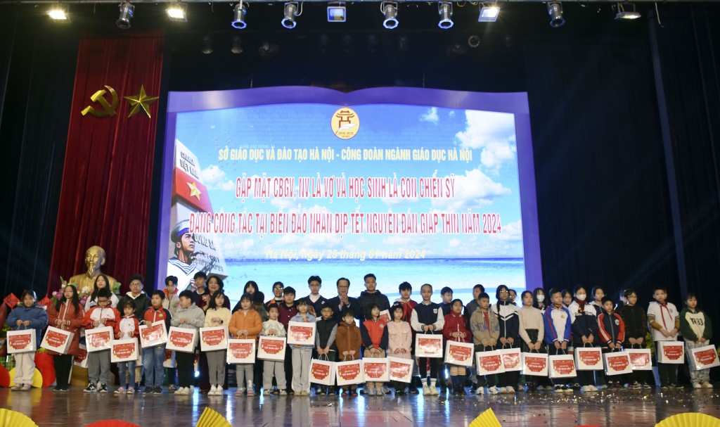 Gặp mặt, tặng quà các nhà giáo là vợ và các em học sinh là con các chiến sĩ đang công tác tại biển đảo