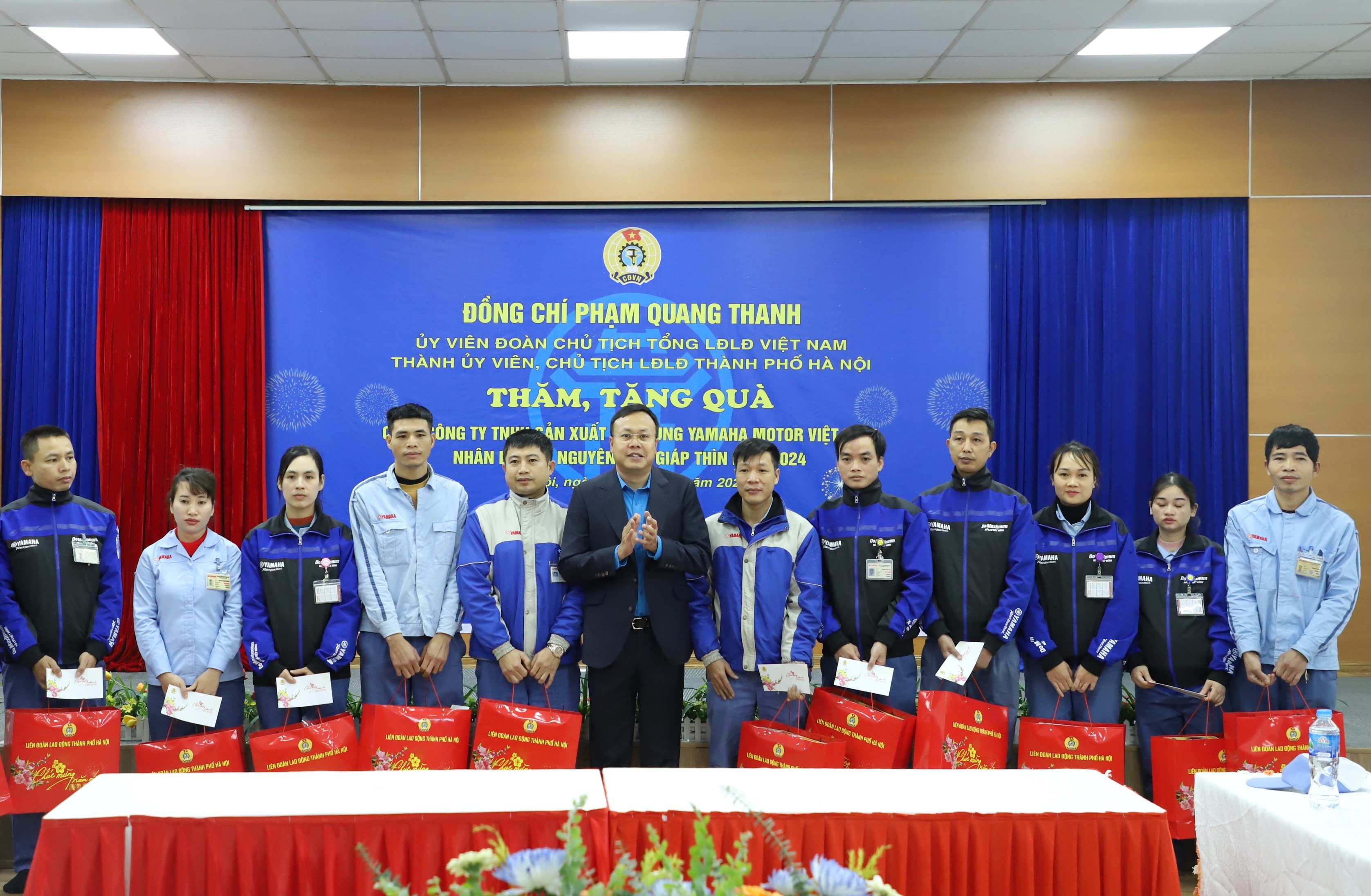 Chủ tịch Liên đoàn Lao động thành phố thăm, tặng quà Tết cho công nhân