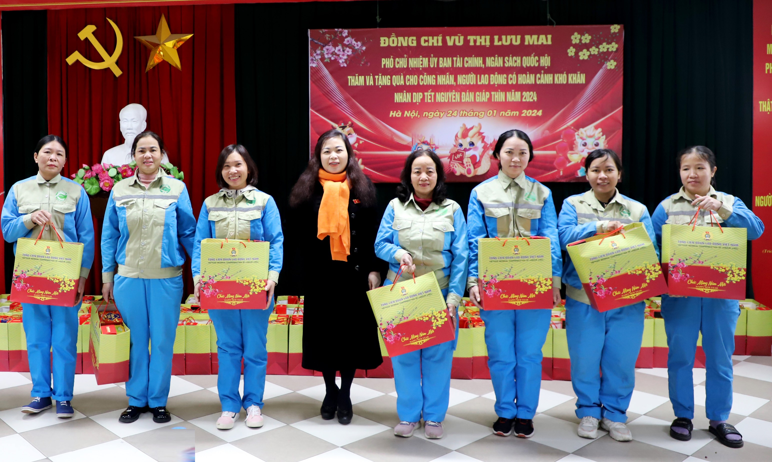 Phó Chủ nhiệm Uỷ ban Tài chính Ngân sách của Quốc hội trao quà Tết cho đoàn viên, người lao động huyện Gia Lâm