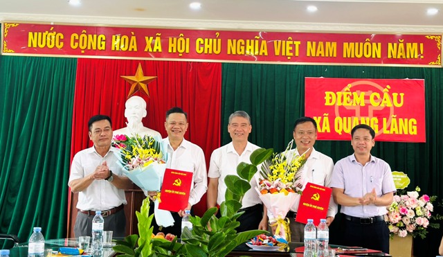 Phó Bí thư Thường trực Huyện ủy Phú Xuyên trao quyết định về công tác cán bộ