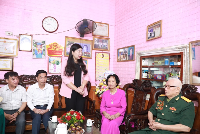 Tri ân gia đình liệt sĩ và dân công hỏa tuyến tham gia chiến dịch Điện Biên Phủ 