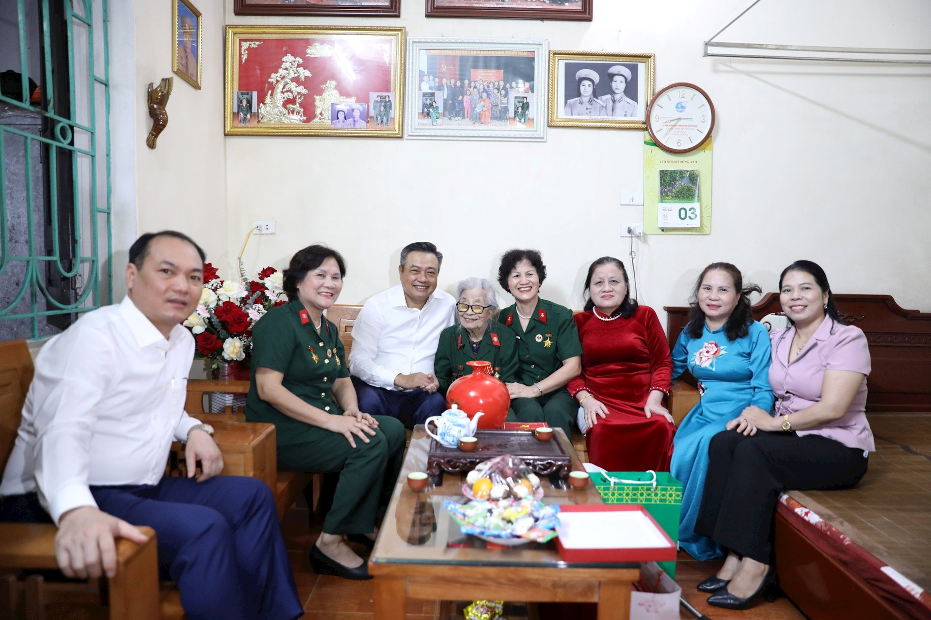 Chủ tịch UBND thành phố Trần Sỹ Thanh thăm, tặng quà tri ân các chiến sĩ Điện Biên tại huyện Đông Anh
