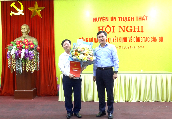Huyện ủy Thạch Thất: Công bố và trao quyết định chuẩn y phó Bí thư Đảng ủy xã Đồng Trúc nhiệm kỳ 2020-2025