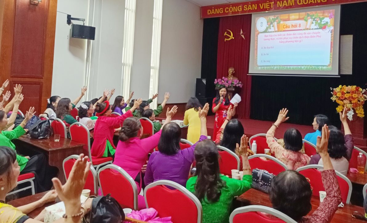 Phụ nữ Thủ đô ôn lại hào khí Điện Biên Phủ qua chương trình giao lưu văn nghệ
