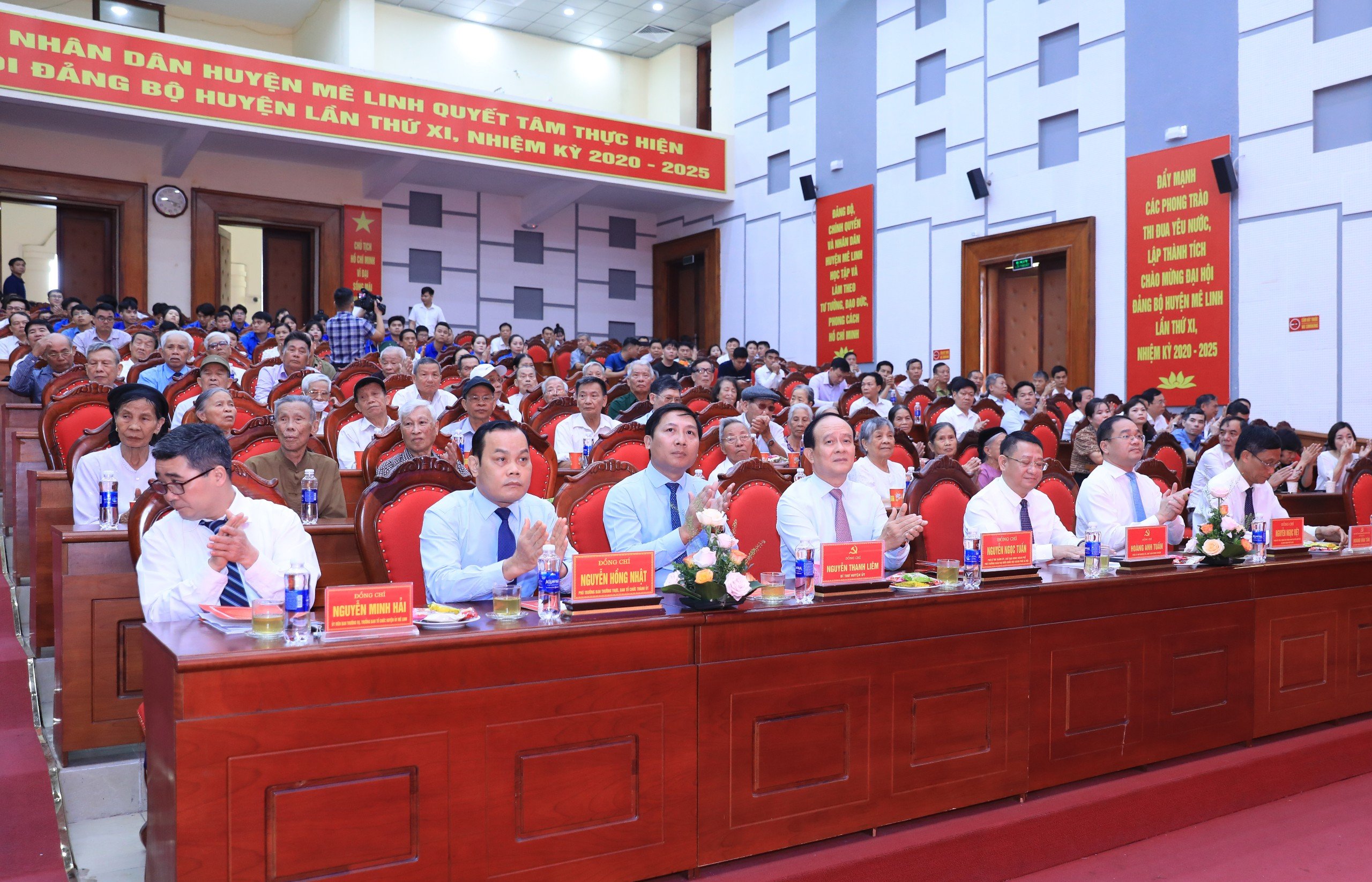 Tiếp tục quan tâm chăm lo đời sống vật chất tinh thần cho các đảng viên lão thành