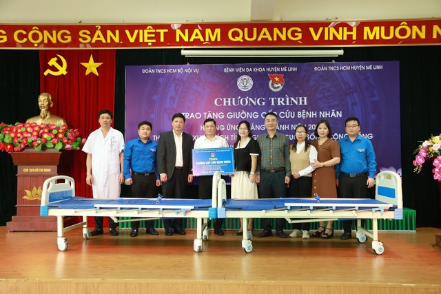 Trao tặng giường cấp cứu cho Bệnh viện Đa khoa huyện Mê Linh và Trạm Y tế các xã
