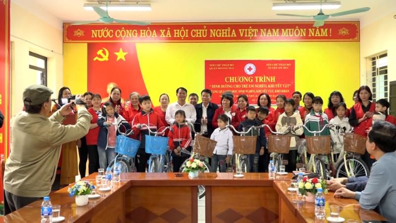 Ý nghĩa chương trình “Trao yêu thương - tiếp bước em đến trường”