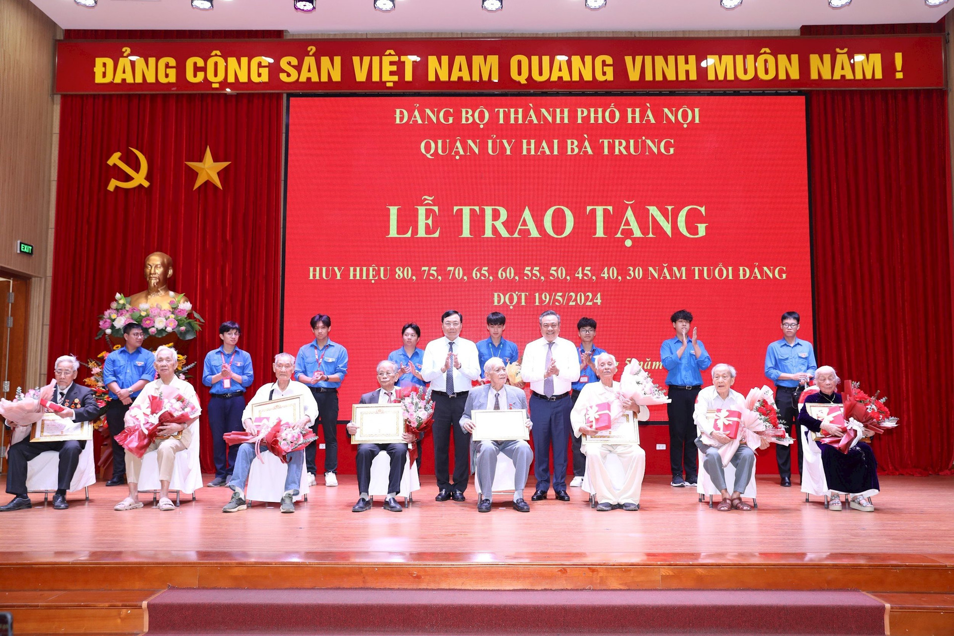 Các đảng viên lão thành tiếp tục đóng góp vào công tác xây dựng Đảng, xây dựng chính quyền