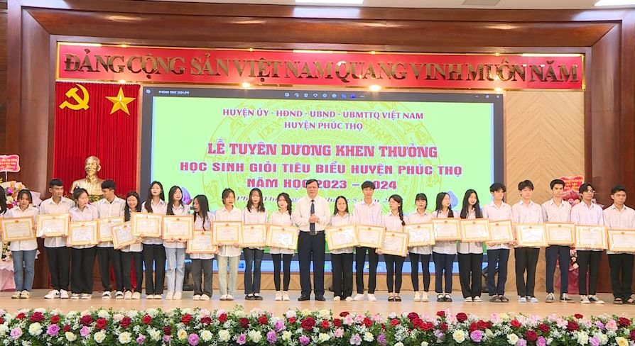 Tiếp tục nỗ lực học tập, luôn đoàn kết, giúp đỡ bạn cùng tiến bộ