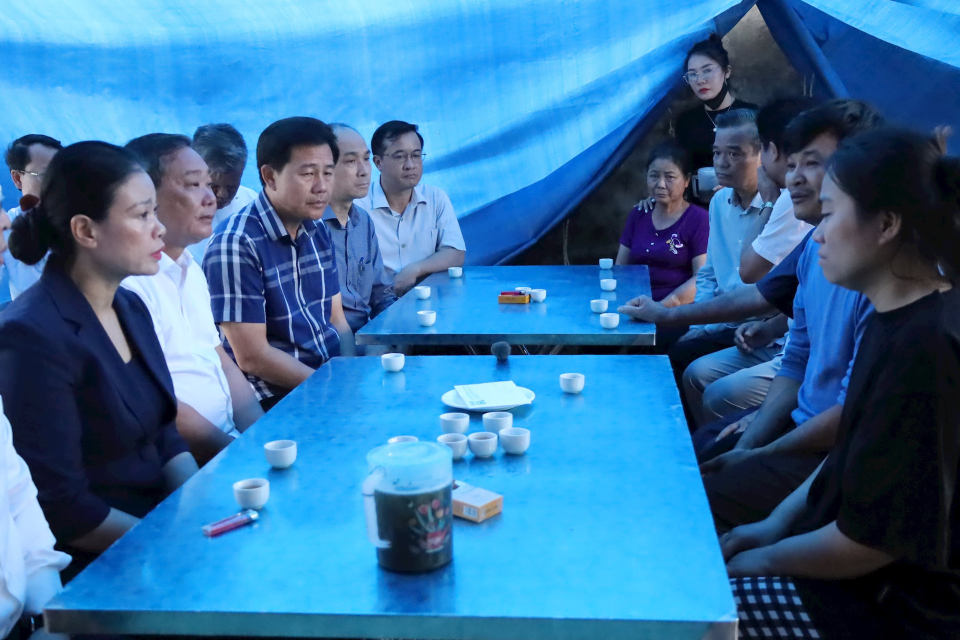 Phó Chủ tịch Thường trực UBND thành phố thăm hỏi gia đình nạn nhân vụ đổ tường ở Ba Vì