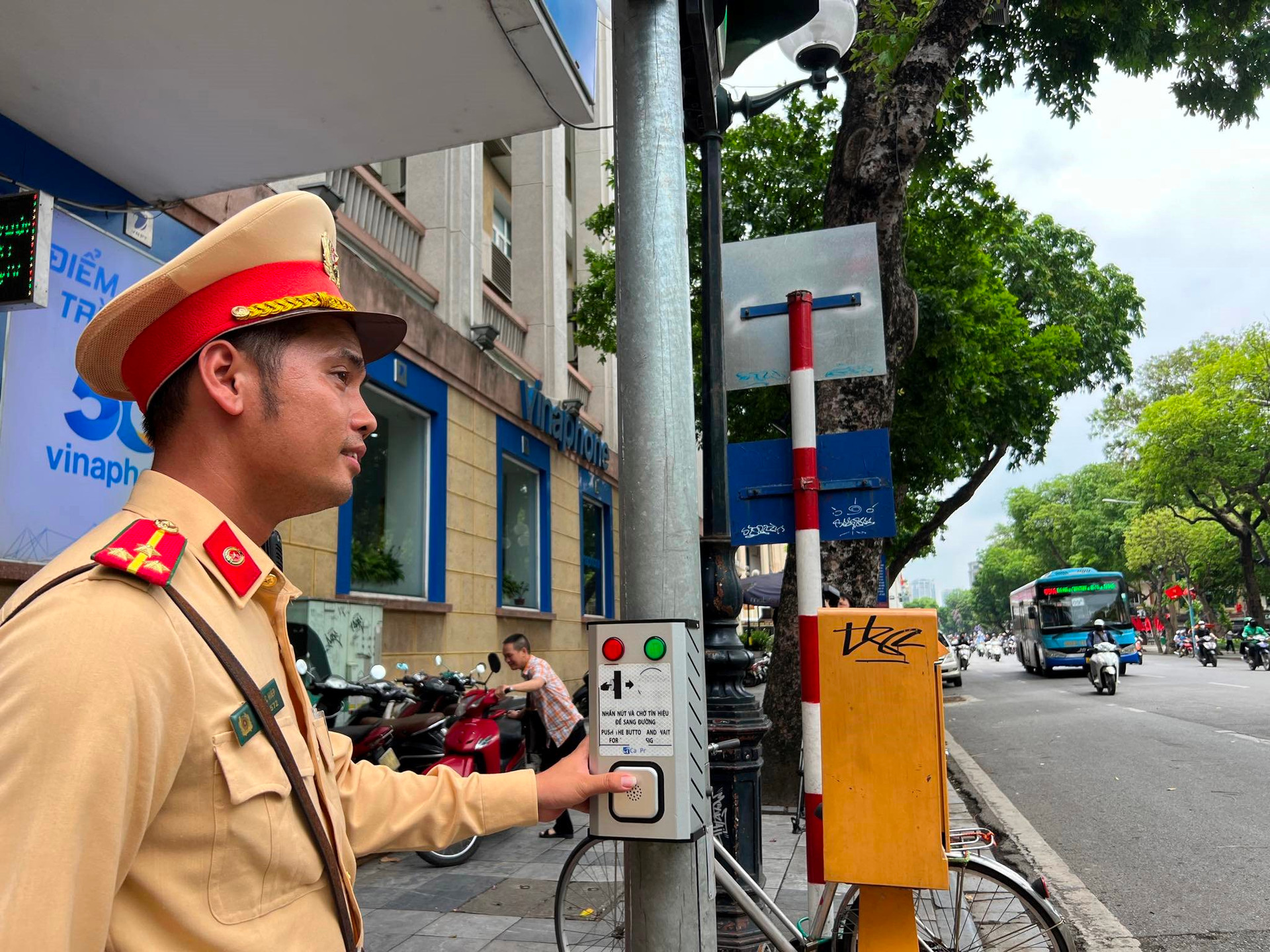 Nâng cao ý thức người đi bộ qua đường: Công an thành phố Hà Nội tăng cường tuyên truyền, siết chặt quản lý