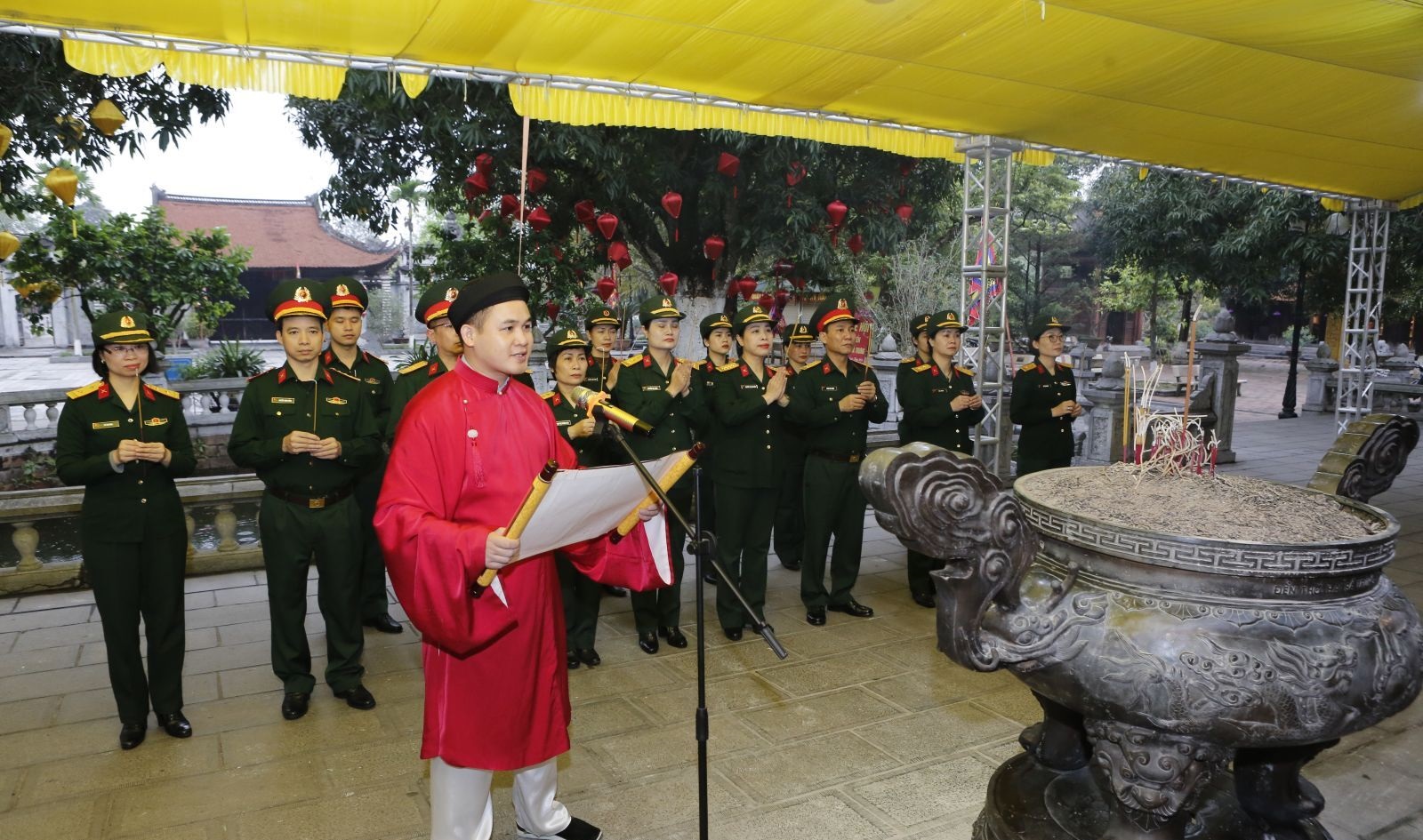 Lễ dâng hương và trồng cây tại Đền thờ Hai Bà Trưng