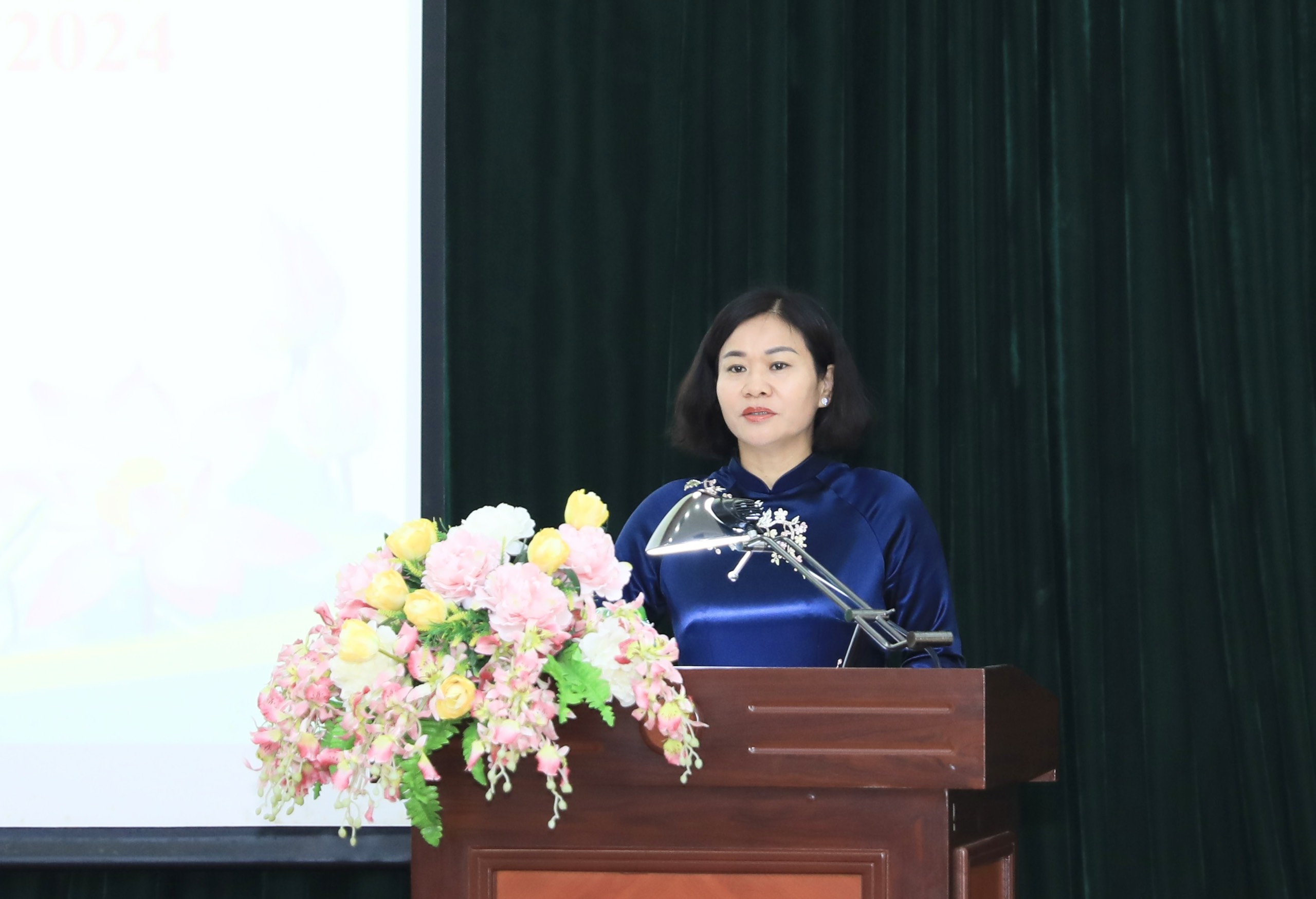 Phó Bí thư Thường trực Thành ủy Nguyễn Thị Tuyến dự lễ khai giảng lớp bồi dưỡng cán bộ diện Ban Thường vụ quản lý