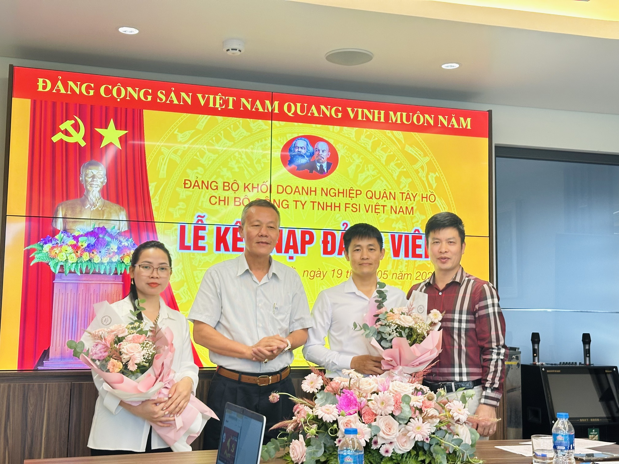 Kết nạp 02 đảng viên tại Chi bộ Công ty THHH FSI Việt Nam
