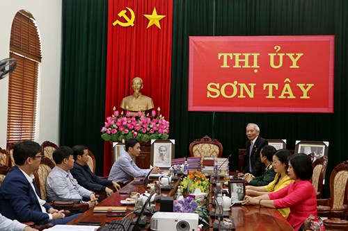 Bảo tồn di sản Chủ tịch Hồ Chí Minh: Thị xã Sơn Tây tiếp nhận bộ sưu tập sách và tài liệu giá trị
