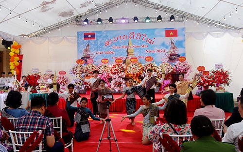 Sắc màu văn hóa Lào rực rỡ tại trường Hữu Nghị 80 nhân dịp Tết Bunpimay