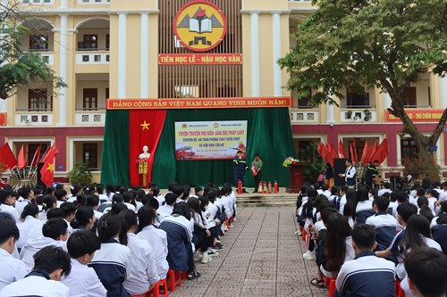Nâng cao ý thức phòng cháy chữa cháy cho học sinh: Buổi tuyên truyền hiệu quả tại trường THCS Phùng Hưng