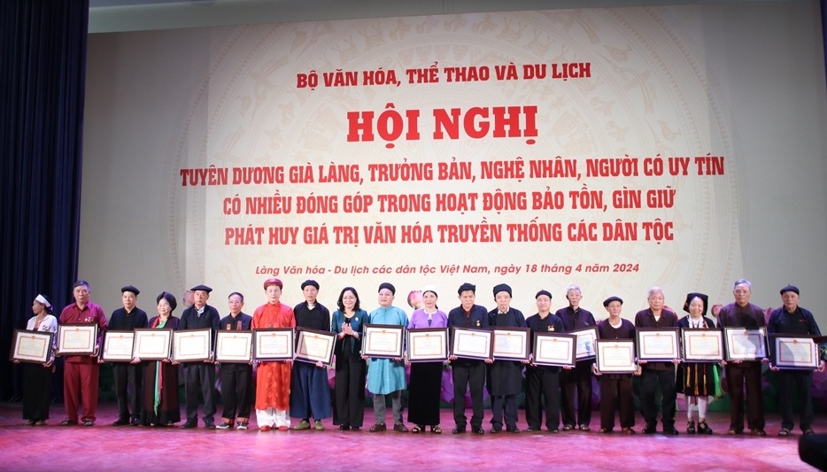 Giữ lửa văn hóa truyền thống: Tuyên dương già làng, trưởng bản, nghệ nhân tiêu biểu