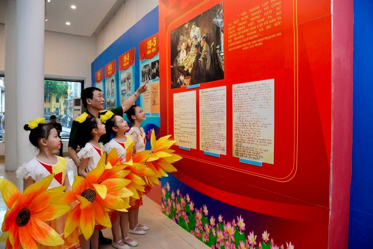 Triển lãm “Hồ Chí Minh đẹp nhất tên Người”: Tri ân và tự hào