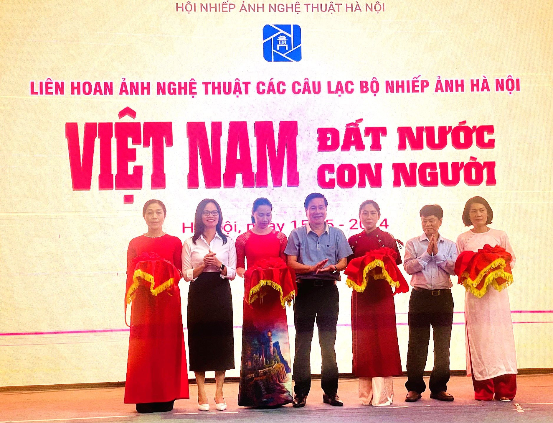 Liên hoan ảnh “Việt Nam - Đất nước, con người”