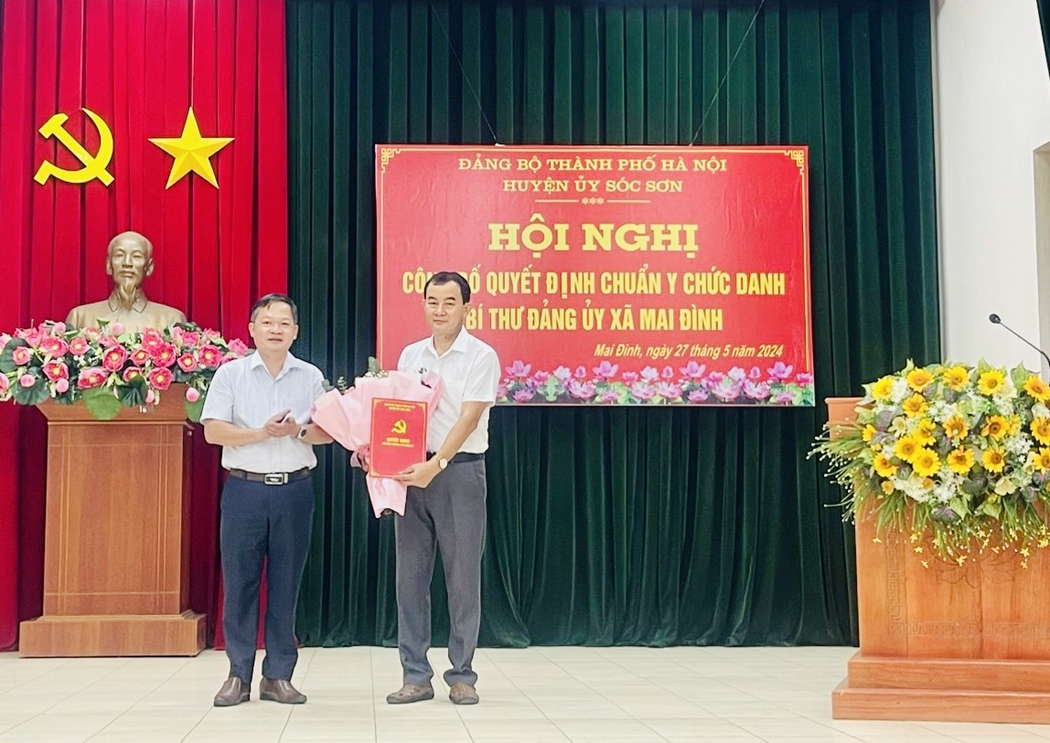 Phó Bí thư Thường trực Huyện ủy Sóc Sơn trao quyết định chuẩn y chức danh Bí thư Đảng ủy xã Mai Đình nhiệm kỳ 2020-2025