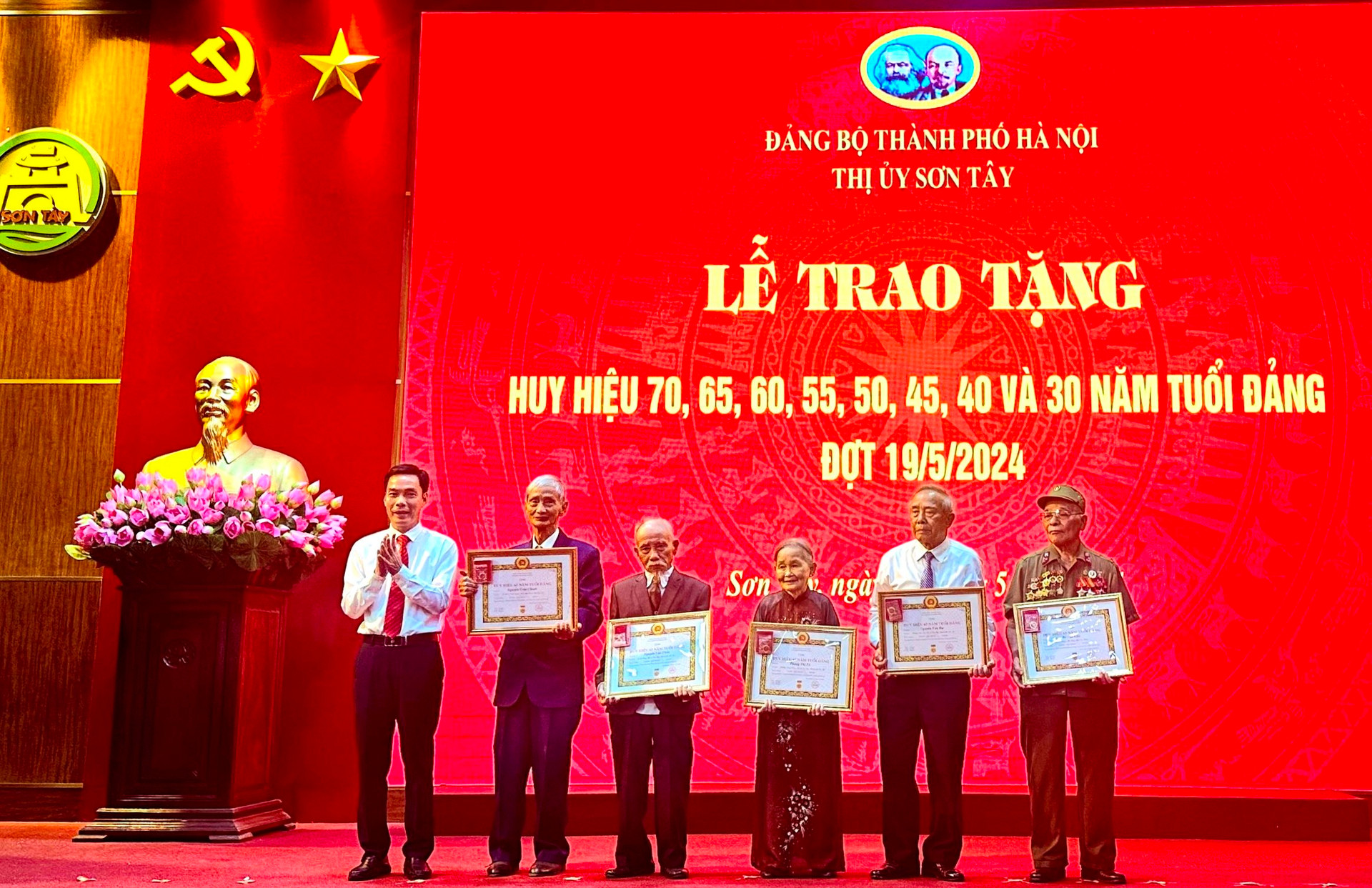 Tiếp tục phát huy truyền thống tốt đẹp của Đảng, gương mẫu trong cuộc sống, góp phần xây dựng thị xã Sơn Tây ngày càng giàu đẹp, văn minh