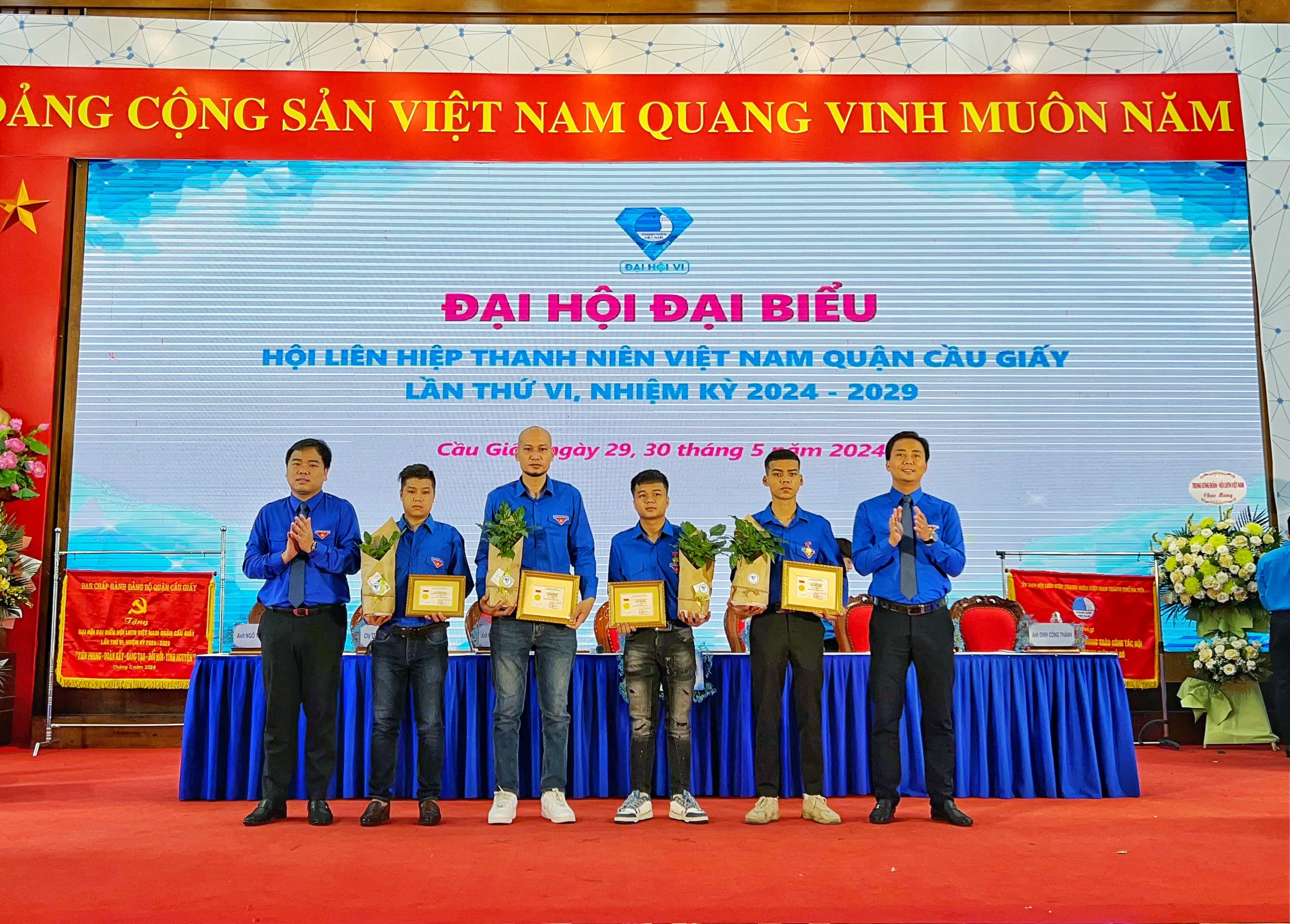Trao tặng Huy hiệu "Tuổi trẻ dũng cảm" cho 4 thanh niên cứu người trong vụ cháy tại quận Cầu Giấy