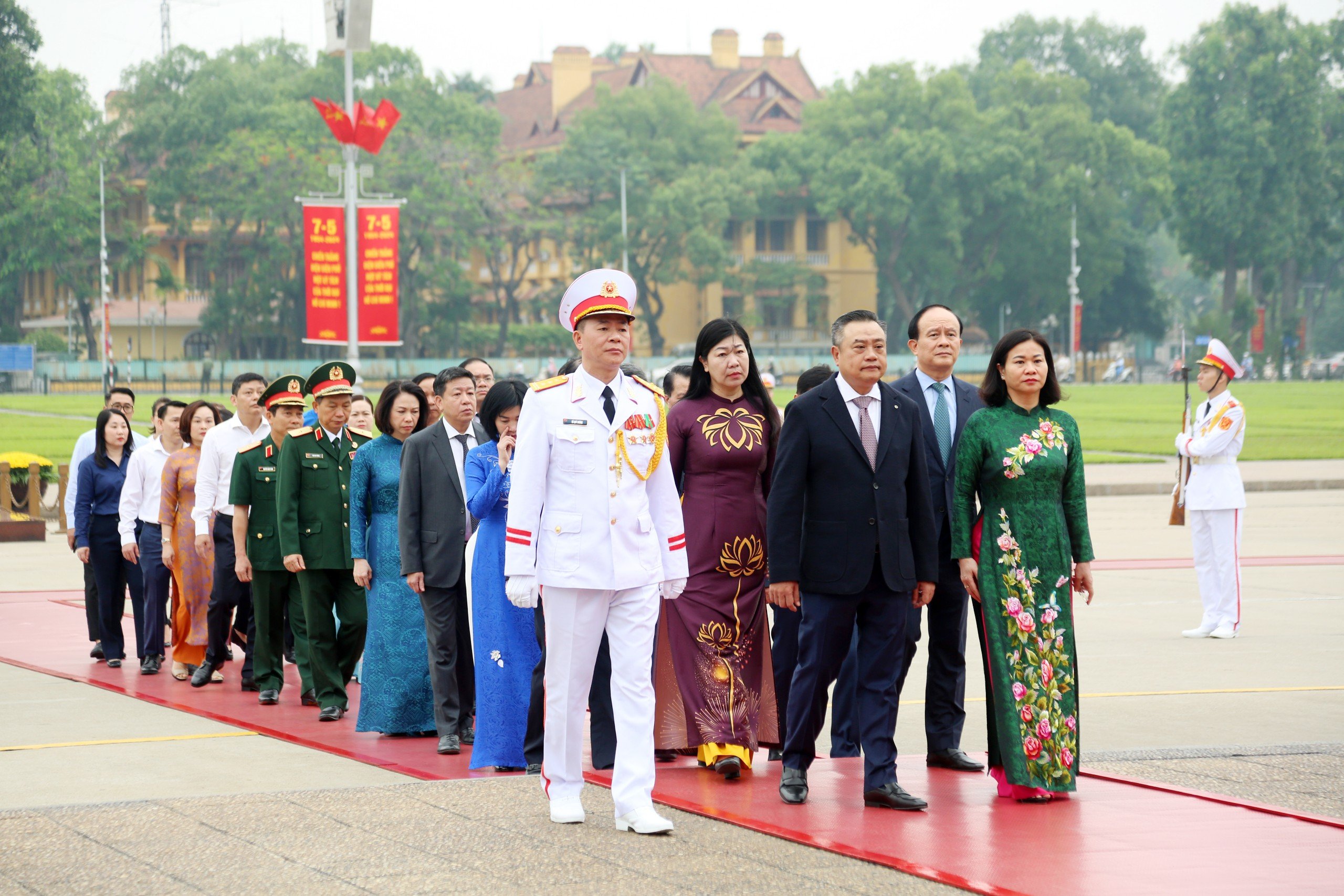 Lãnh đạo Đảng, Nhà nước và thành phố Hà Nội viếng Chủ tịch Hồ Chí Minh, tưởng niệm các Anh hùng liệt sĩ