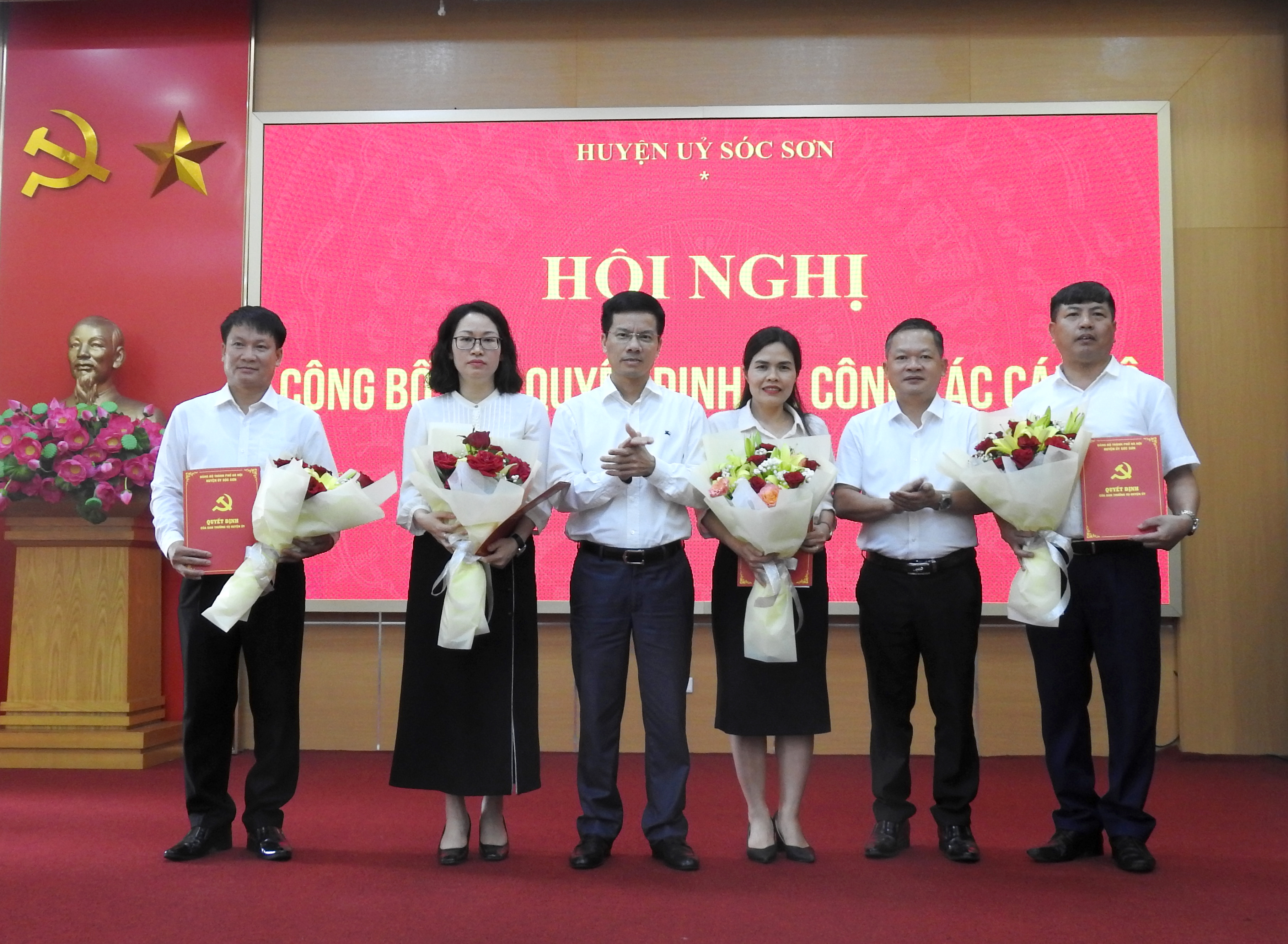 Huyện ủy Sóc Sơn công bố các quyết định về công tác cán bộ