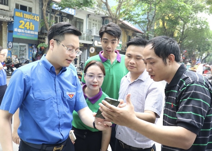 Thanh niên Hà Nội hỗ trợ người dân thanh toán gửi xe không dùng tiền mặt