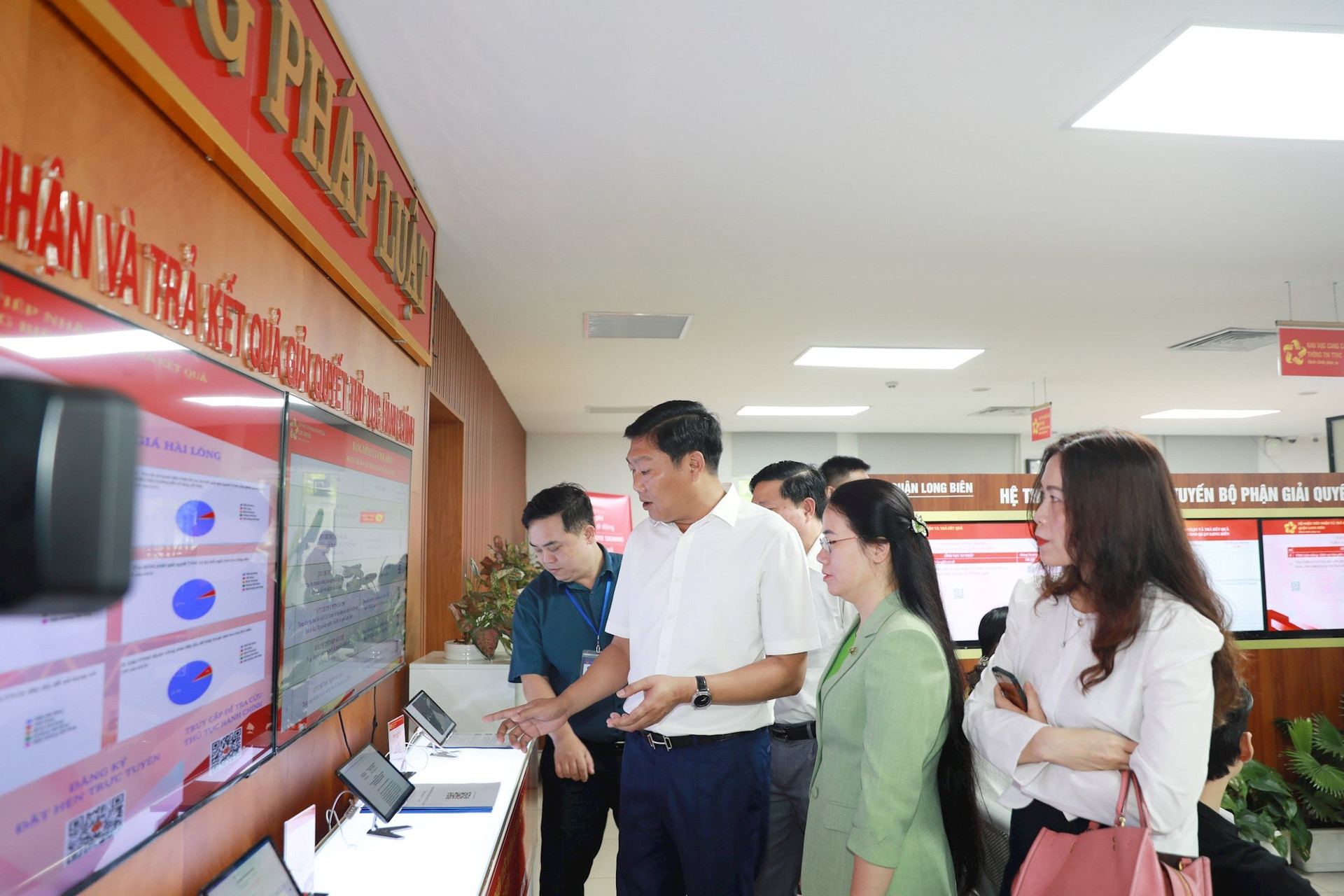 Trưởng ban Dân vận Thành ủy Đỗ Anh Tuấn kiểm tra việc thực hiện dân chủ ở cơ sở tại quận Long Biên