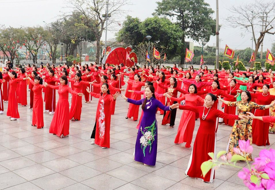Phụ nữ 579 xã, phường trên địa bàn Thủ đô đồng loạt diễn dân vũ "Qua miền Tây Bắc"