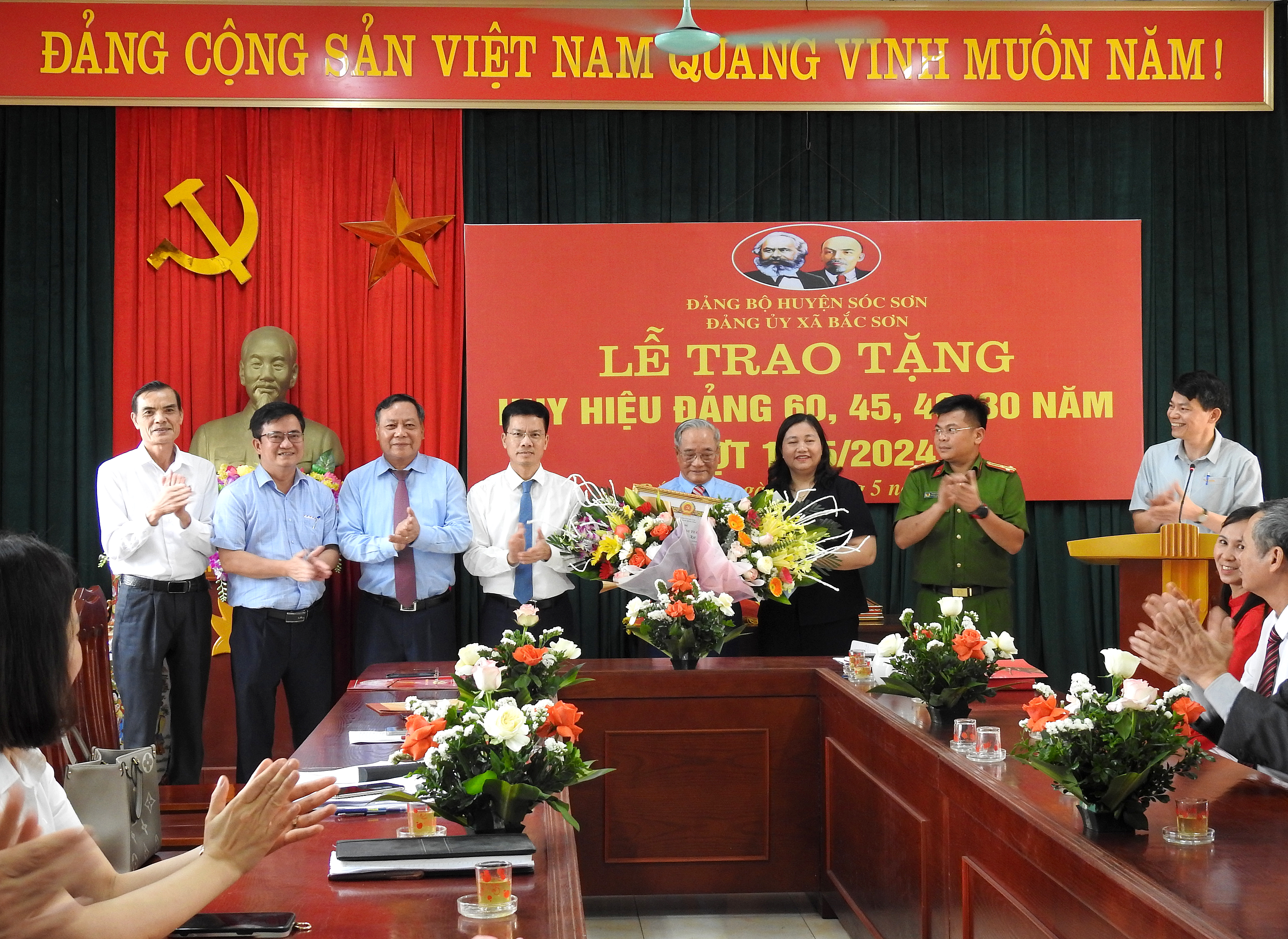 Phó Bí thư Thành ủy Nguyễn Văn Phong trao Huy hiệu Đảng đợt 19-5 tại Đảng bộ xã Bắc Sơn (huyện Sóc Sơn)