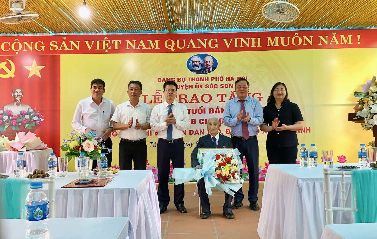 Lãnh đạo thành phố trao Huy hiệu 80 năm tuổi Đảng tặng đảng viên lão thành